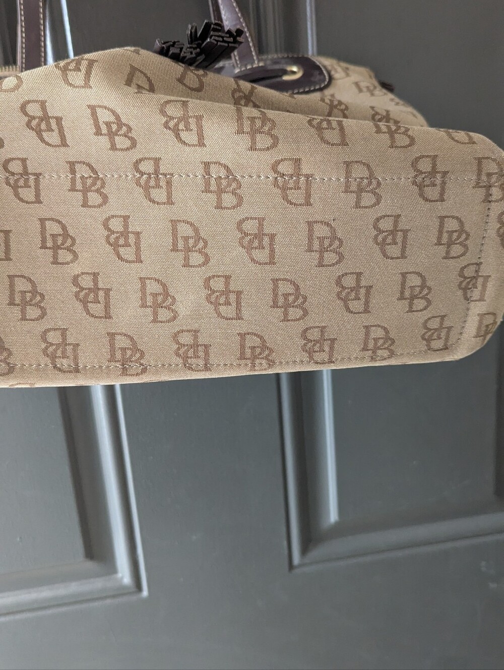 Y2K Dooney & Bourke Tan Monogram Zip Tote Bag Double Handles Gold Tassel - Picture 5 of 6